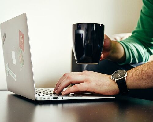 apple-computer-laptop-macbook