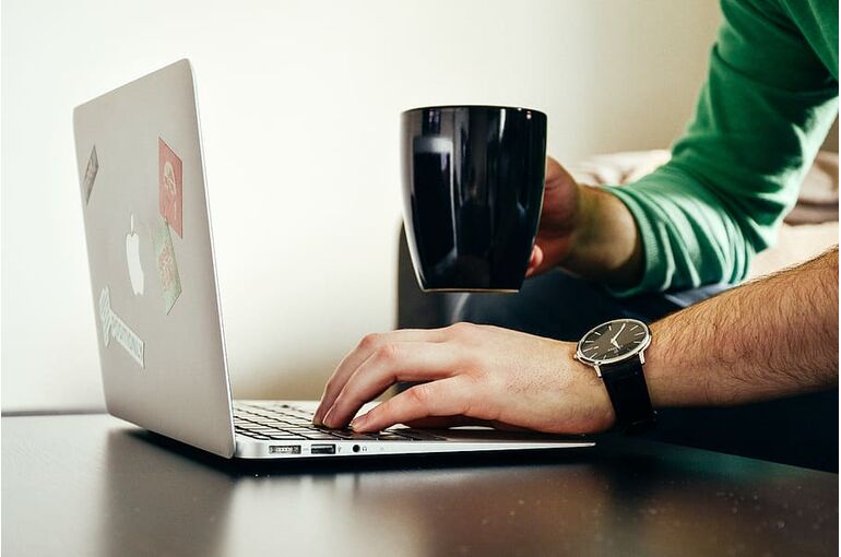 apple-computer-laptop-macbook
